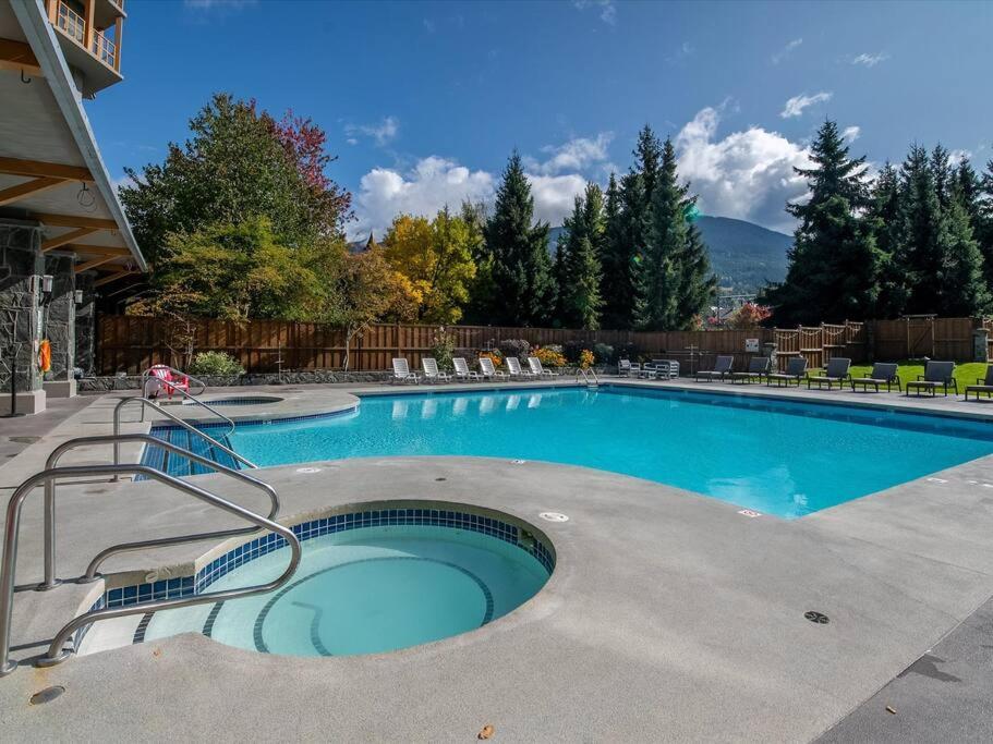 Cascade Lodge Premium Suite, With Pool & Hot Tub 휘슬러 외부 사진