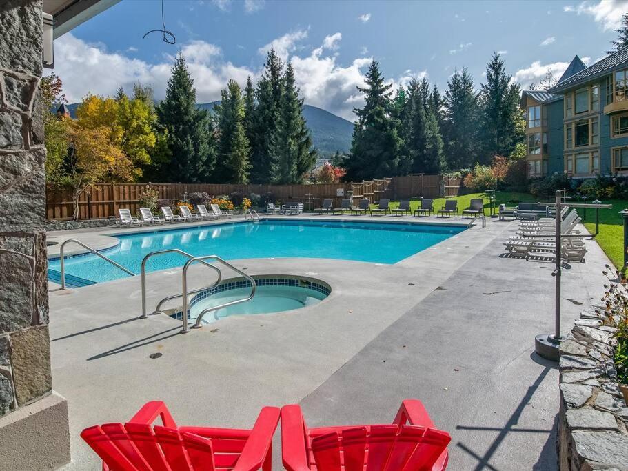 Cascade Lodge Premium Suite, With Pool & Hot Tub 휘슬러 외부 사진