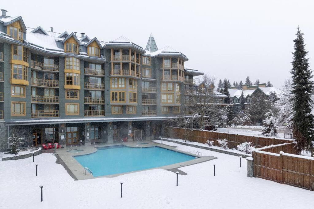 Cascade Lodge Premium Suite, With Pool & Hot Tub 휘슬러 외부 사진