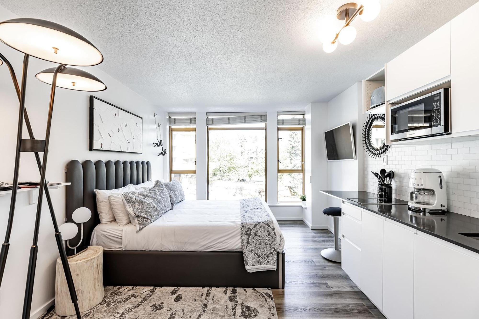 Cascade Lodge Premium Suite, With Pool & Hot Tub 휘슬러 외부 사진