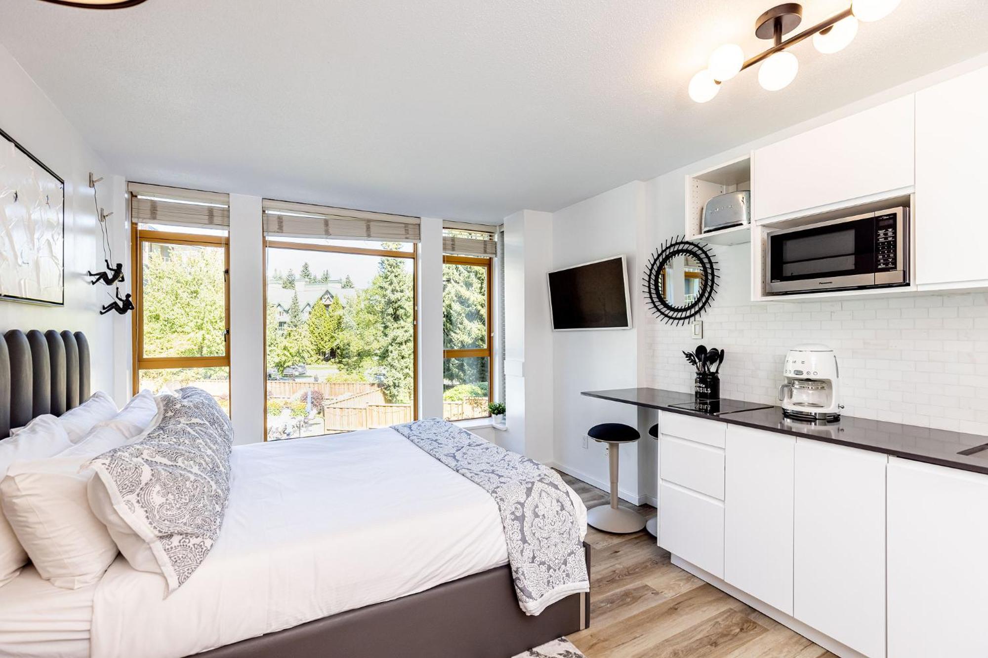 Cascade Lodge Premium Suite, With Pool & Hot Tub 휘슬러 외부 사진